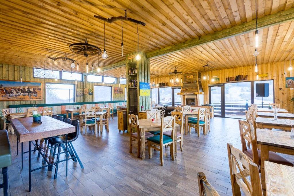 ホテル Maggie'S Ranch Rîşnov エクステリア 写真